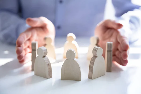 Nahaufnahme Einer Person Die Hölzerne Pfandfiguren Auf Dem Holztisch Schützt — Stockfoto