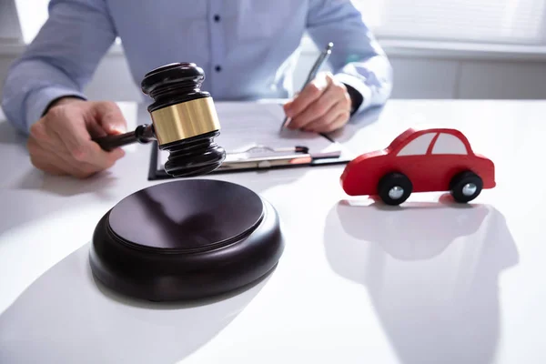 Carro Brinquedo Madeira Frente Juiz Gavel Fundo Mesa — Fotografia de Stock