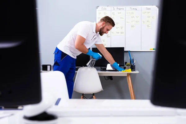 Janitor Limpeza Secretária Branca Escritório Moderno — Fotografia de Stock