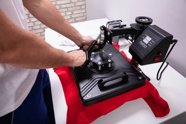 Man Printing Shirt Workshop — Stock Photo, Image