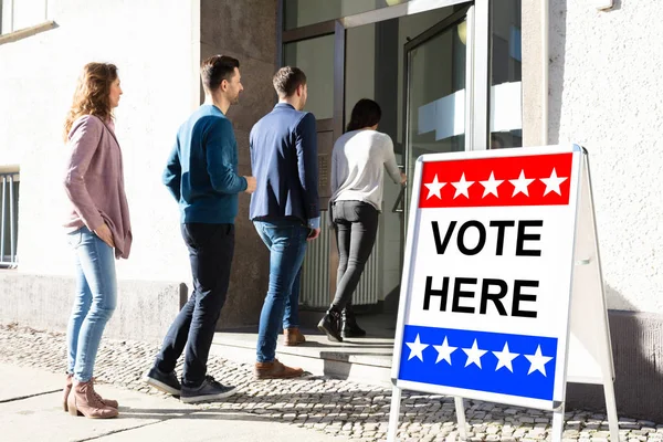 Group Young People Standing Entrance Voting Room — Stock Photo, Image