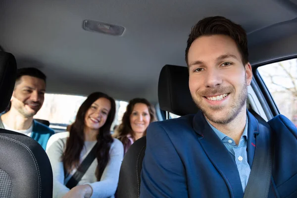 Grupo Amigos Felizes Divertindo Carro — Fotografia de Stock