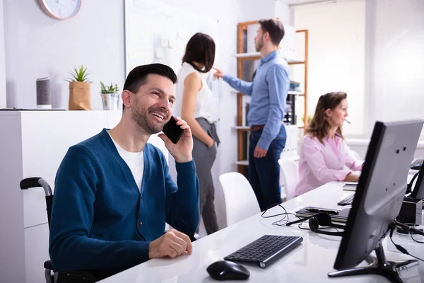 Uomo Disabile Seduto Sulla Sedia Rotelle Che Lavora Sul Computer — Foto Stock