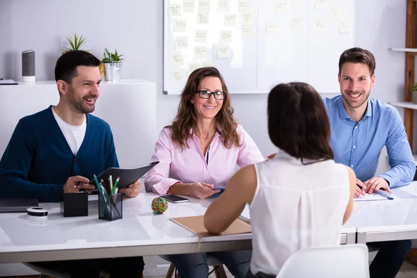 Joven Empresaria Sentada Entrevista Trabajo Oficina — Foto de Stock