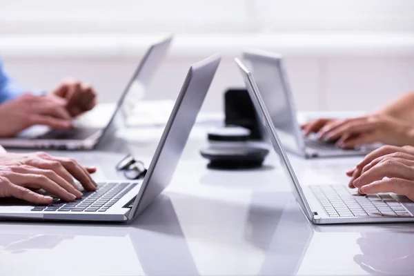 Close Empresário Mãos Teclados Laptops Mesa Escritório — Fotografia de Stock