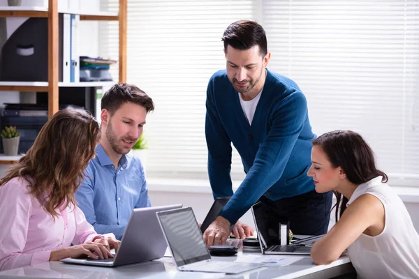 Gruppe Von Geschäftsleuten Arbeitet Während Eines Treffens Büro Laptop — Stockfoto