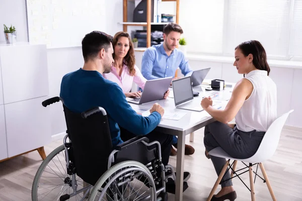 Handicap Mannelijke Manager Vergadering Met Zijn Collega Werkplek — Stockfoto