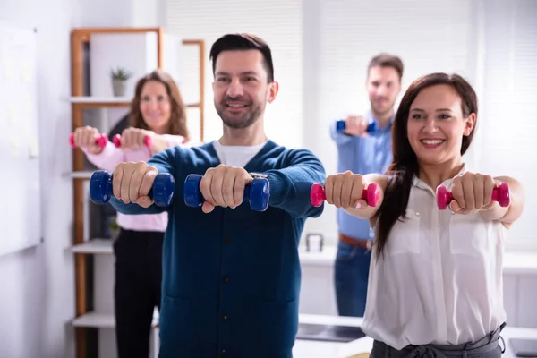 Jeunes Gens Affaires Exerçant Avec Des Haltères Dans Bureau — Photo