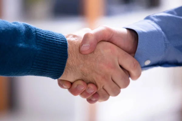 Close Business Partners Shaking Hands Office Dalam Bahasa Inggris — Stok Foto