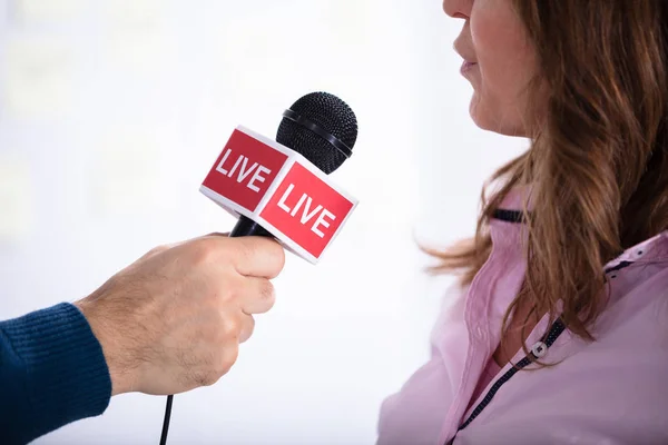 News Reporter Zadawanie Pytań Młodej Businesswoman Biurze — Zdjęcie stockowe