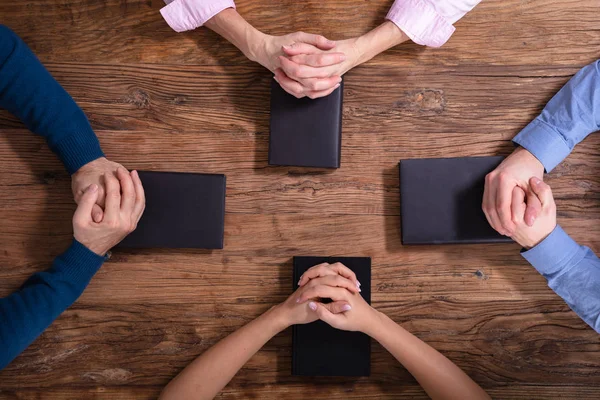 Die Betenden Hände Der Menschen Auf Der Heiligen Bibel Aus — Stockfoto