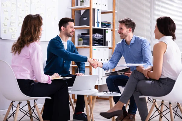 Hombres Mujeres Negocios Apretón Manos Oficina — Foto de Stock