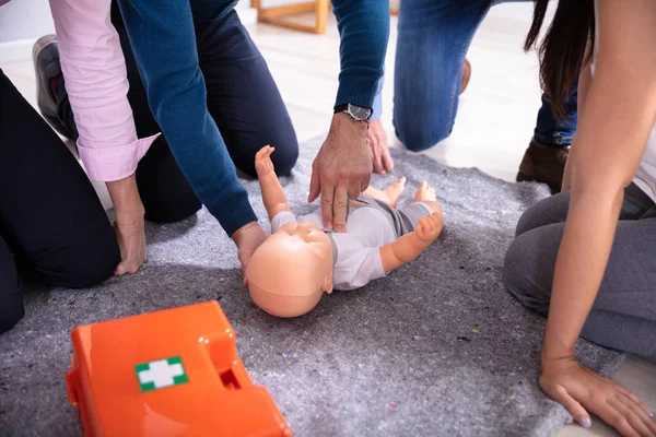 Especialista Dando Bebé Rcp Maniquí Primeros Auxilios Formación Sus Colegas — Foto de Stock