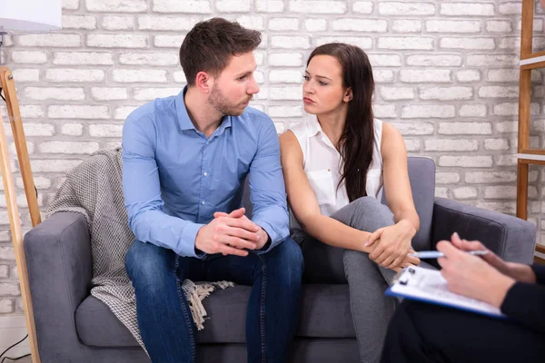 Giovane Coppia Seduta Con Consulente Femminile Ufficio — Foto Stock