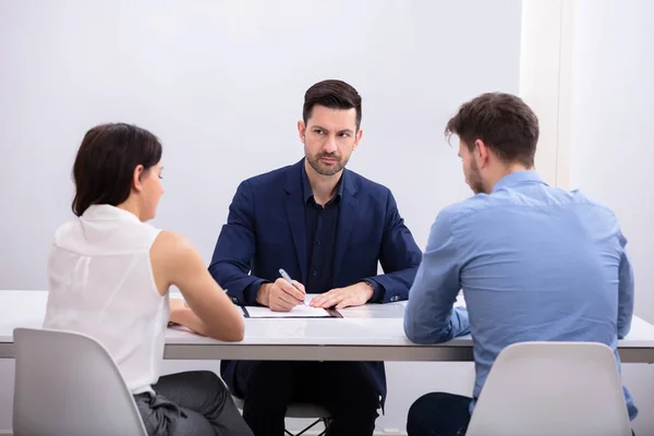 Achteraanzicht Van Een Paar Vergadering Voor Rechter — Stockfoto