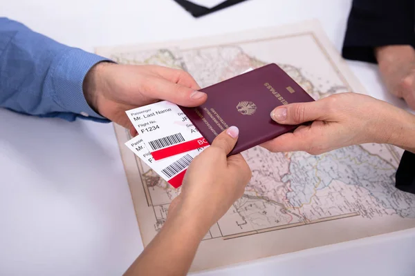 Zbliżenie Paszportu Karty Pokładowej Człowieka Biurze — Zdjęcie stockowe
