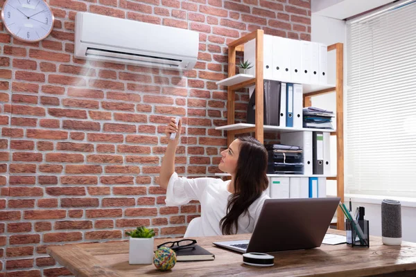 Close Businesswoman Adjusting Temperature Air Conditioner Remote Workplace — Stock Photo, Image