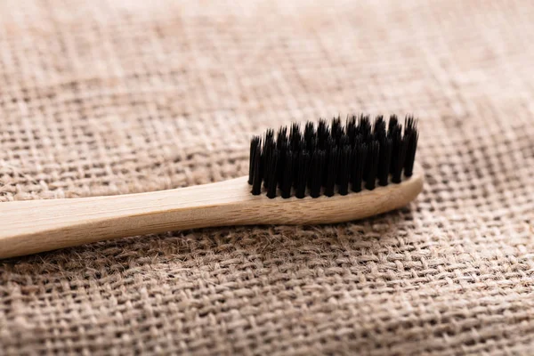 Nahaufnahme Schwarzer Bambus Zahnbürste Auf Sacktuch — Stockfoto