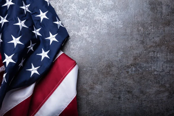 Вид Над Головой Американского Флага Темном Фоне Бетона — стоковое фото