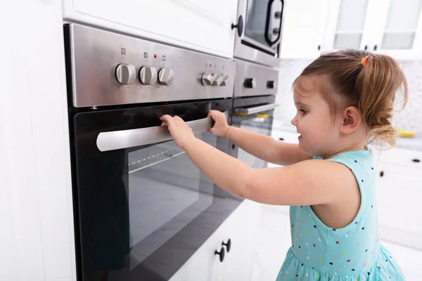 Menina Brincando Com Forno Elétrico Microondas Cozinha — Fotografia de Stock