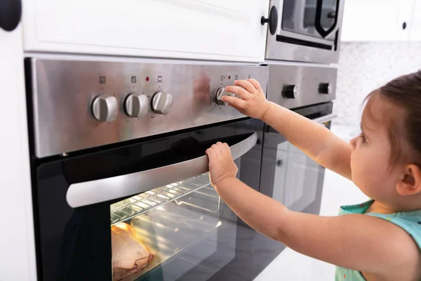 Close Pretty Girl Adjusting Temperature Microwave Oven — Stok Foto