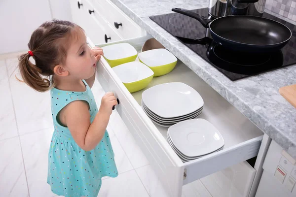 Vue Latérale Petite Fille Ouvrir Tiroir Cuisine — Photo