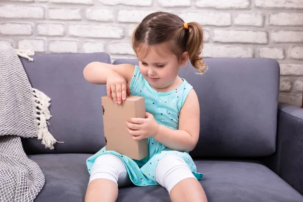 Menina Feliz Sentado Sofá Caixa Pacote Abertura — Fotografia de Stock