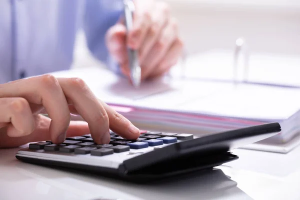 Geschäftsmann Mit Taschenrechner Rechnung Büro Berechnen — Stockfoto