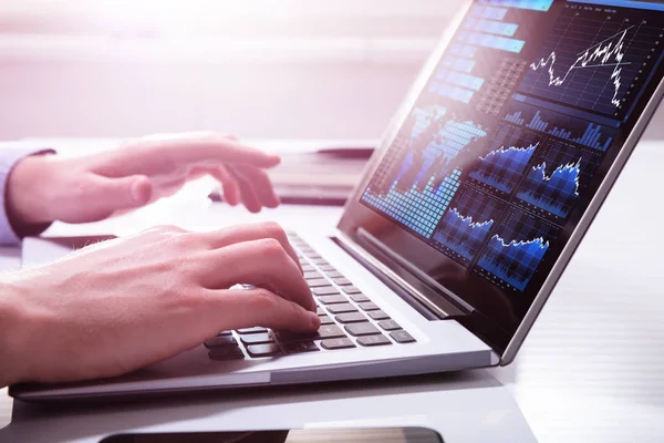 Close Stock Market Broker Hand Analyzing Graph Laptop Desk — Stock Photo, Image