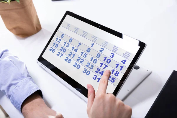 Close Mão Homem Negócios Usando Calendário Laptop Sobre Mesa — Fotografia de Stock