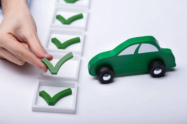 Знак Проверки Человеческой Руки Рядом Маленьким Зеленым Автомобилем — стоковое фото