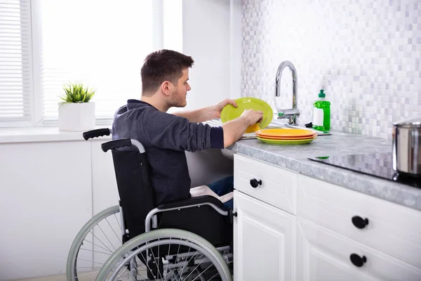 Handikappad Man Sitter Rullstol Tvätt Och Rengöring Rätter Köket — Stockfoto