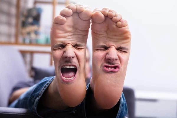 痛みを伴う顔の表情で男の足のクローズアップ — ストック写真