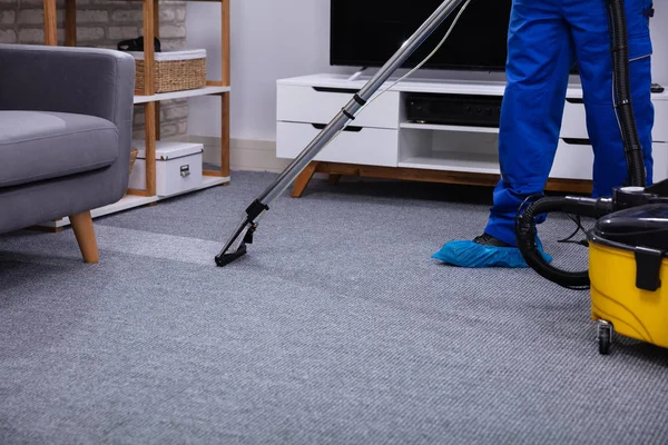 Low Section Male Janitor Cleaning Carpet Vacuum Cleaning Living Room — Stock Photo, Image