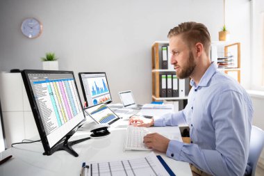 İşadamı Ofisteki Bilgisayarda E-Faturayı Hesaplıyor