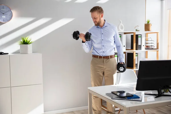 Atractivo Hombre Negocios Haciendo Ejercicio Con Sombrillas Oficina — Foto de Stock