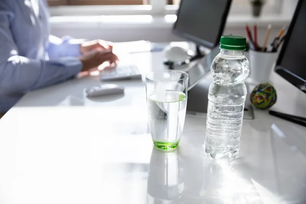 Botella Agua Vidrio Para Beber Escritorio Hombre Segundo Plano Utilizando — Foto de Stock