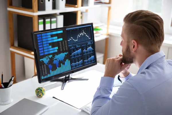 Close Businessman Hand Analyzing Graph Laptop — Stok Foto