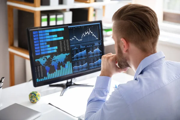 Zakenman Zoek Naar Dashboard Analyseren Kpi Graph Computer — Stockfoto