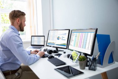 Masaüstü Bilgisayarda Elektronik Tablolarla Çalışan İşadamı