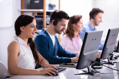 Mutlu Genç Müşteri Hizmetleri Yöneticileri Çağrı Merkezinde Çalışan Kulaklıklar Kullanarak