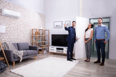Mutlu Emlakçı Müşterilere Yeni Modern Ev Gösteren