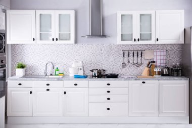 Evde modern mutfak iç görünümü