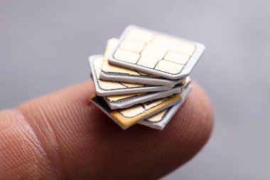 Kişinin Parmağında Nano Sim Kartlar Yığılmış