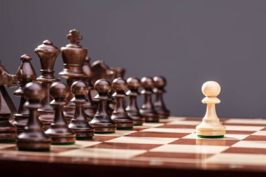 Bir Piyon Tam Set Karşı Duran Satranç Figürleri Parçaları Gemide
