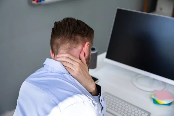 Επιχειρηματίας Υποφέρει Από Λαιμό Πόνος Στο Γραφείο — Φωτογραφία Αρχείου