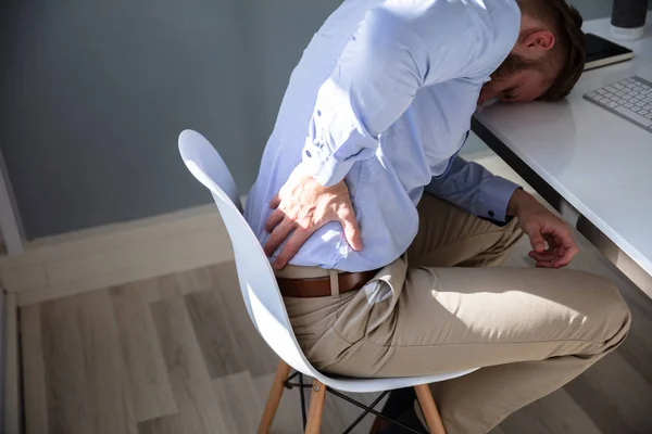 Hombre Negocios Que Sufre Dolor Espalda Escritorio Computadora —  Fotos de Stock