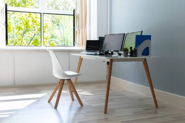 Ordinateur Sur Bureau Dans Bureau Intérieur Moderne — Photo