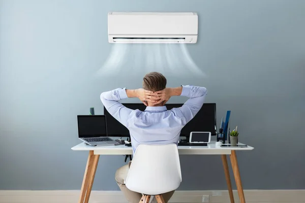 Empresário Feliz Relaxando Escritório Com Condicionado — Fotografia de Stock