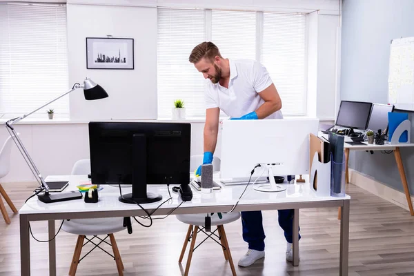 Hausmeister Putzt Weißen Schreibtisch Modernem Büro — Stockfoto
